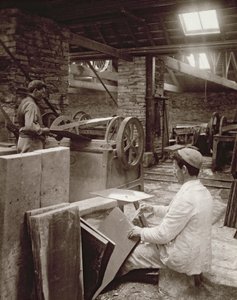 Dividiendo pizarra para tejas en la cantera de pizarra Llechwedd, 1896 de English Photographer